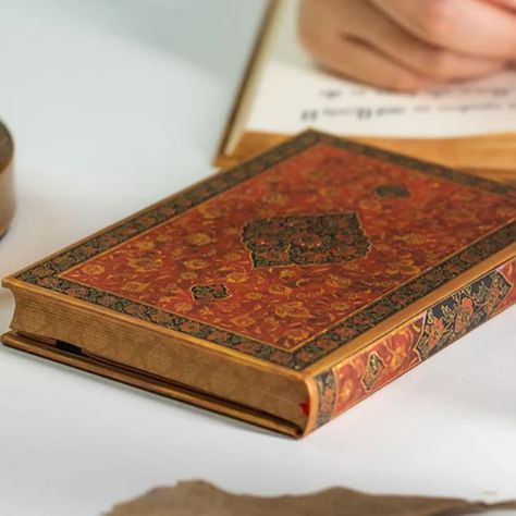 🤩 Layla i serien Persian Poetry, en mycket vacker nyhet från @paperblanks. 🤩 Finns som linjerad anteckningsbok i storlekarna Ultra, Midi och Mini. Beställ din via direktlänkar som finns i bilderna eller via https://tidformera.se/collections/serier-persian-poetry 😘 #tidformera #paperblanks #anteckningsböcker #linednotebook #notebooks Persian Poetry, Persian, Poetry