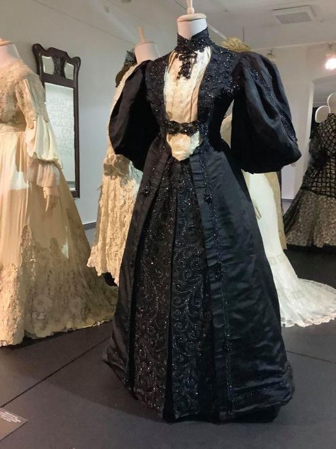 1890s Casual Dress, 1900 Clothing, 1890 Dress, Neat Casual Outfits, 1890s Fashion, 19th Century Fashion, Victorian Clothing, Classic Dress, Historical Dresses