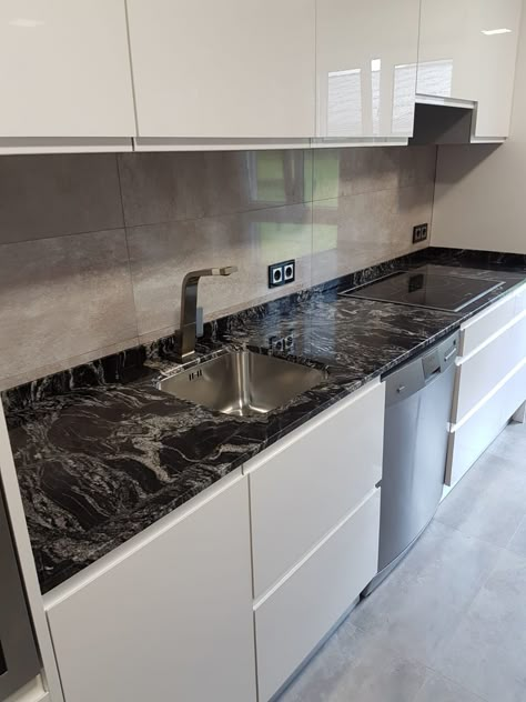 Black Kitchen Tops Granite, Black Granite In Kitchen, Kitchen Interior Granite Top, Kitchen Slabs Granite, Colorful Kitchen Countertops, Black Marble Kitchen Countertops, Kitchen Slab Granite, Kitchen Black Countertop, Green Granite Kitchen