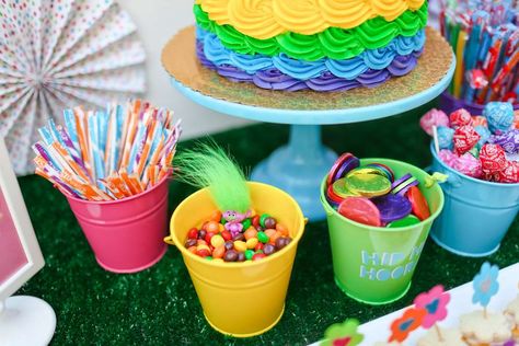 Kenley's Troll-tastic Rainbow 6th Birthday | CatchMyParty.com Pretzel Flowers, Fan Backdrop, Trolls Birthday Party Ideas, Trolls Birthday Cake, Bus Ideas, Trolls Party, Trolls Birthday Party, Rock Star Party, Troll Party