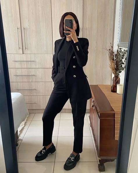 Pinterest • Instagram Office Heels Classy, Work Aesthetic Outfit, Heels Office Outfit, Black Blazer Outfits For Women Work, All Black Office Outfit, Women Loafers Outfit, Office Outfits Black Women, Hotel Outfits, Cute Casual Work Outfits