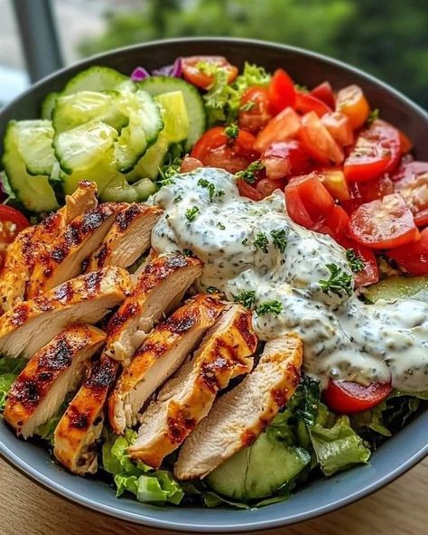 Mediterranean Chicken Salad, Healthy Food Menu, Mediterranean Chicken, Easy Healthy Meal Prep, Healthy Food Dishes, Healthy Food Motivation, Healthy Lifestyle Food, Health Dinner Recipes, Boneless Skinless Chicken