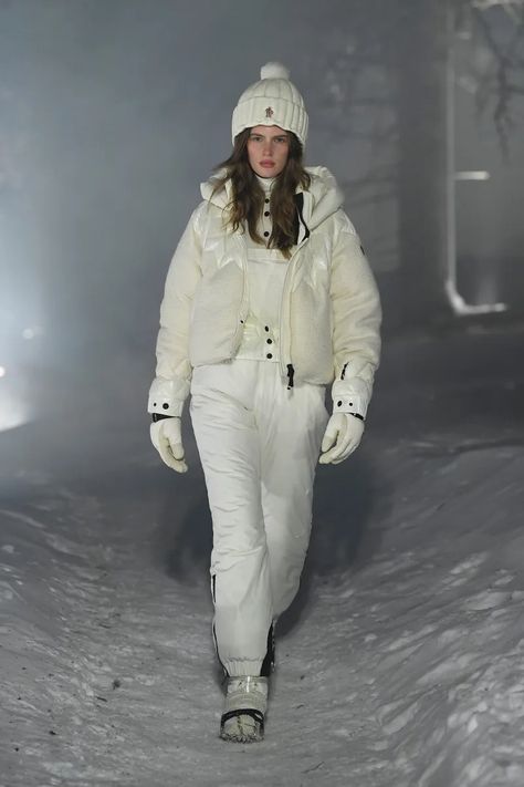 Moncler Grenoble Fall 2024 Ready-to-Wear Runway, Fashion Show & Collection Review [PHOTOS] Moncler Grenoble, Ski Girl, Show Collection, Fashion Show Collection, Fall 2024, Runway Fashion, Fashion News, Skiing, Winter Fashion