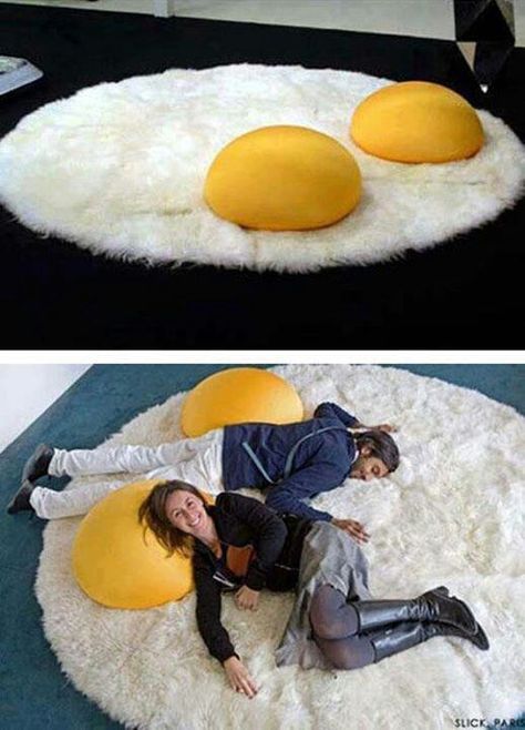 A cool fried egg rug! Probably very comfortable! Deco Originale, Design Websites, Rugs Usa, Carpet Design, An Egg, Cool Beds, Cool Inventions, Dream House Decor, Design Case