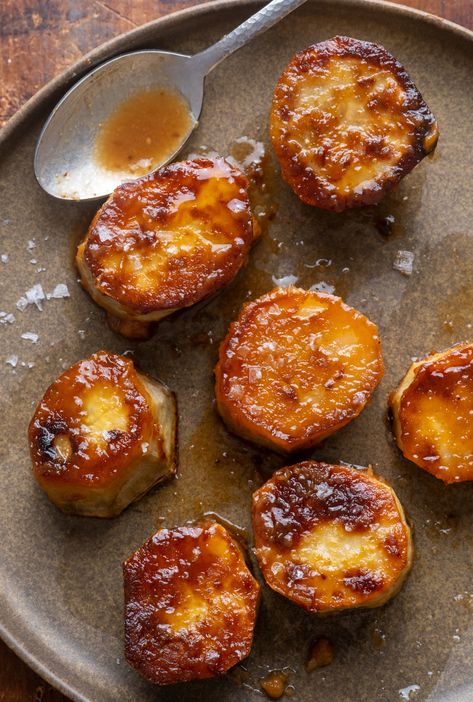 These Miso Glazed Melting Sweet Potatoes are the most delicious side dish! The rich and creamy texture of white Japanese sweet potatoes pairs perfectly with a sweet and salty maple miso glaze. Only 5 ingredients Japanese Healthy Recipes, Miso Carrots, Melting Sweet Potatoes, Sweet Potato Sushi, Japanese Side Dishes, Miso Recipes, Japanese Sweet Potatoes, Low Carb Sweet Potato, Japanese Side Dish