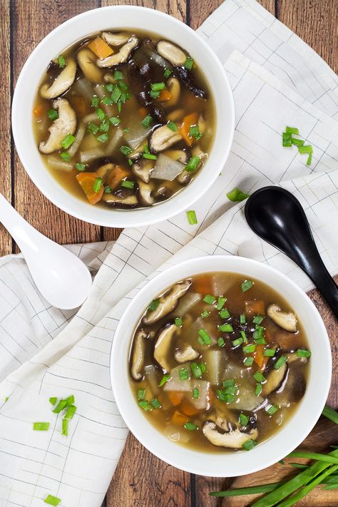 This Japanese Clear Soup uses a flavorful dashi stock as a base and also features shiitake mushrooms and a bunch of veggies! A perfect appetizer or a light lunch! | cookingtheglobe.com Japanese Soup Recipes, Japanese Clear Soup, Gochujang Recipes, Soup Japanese, Japanese Cucumber Salad, Gochujang Recipe, Soup Recipe Ideas, Korean Chili, Clear Soup