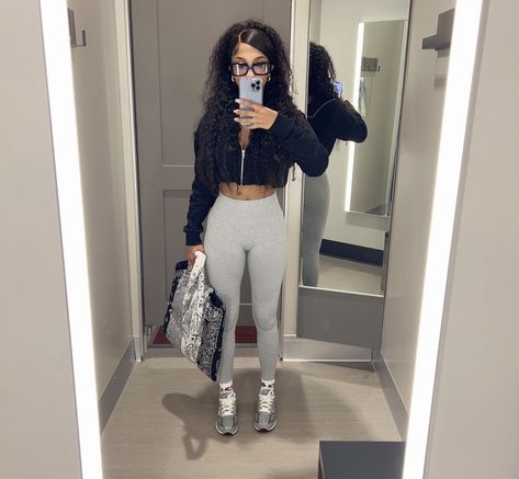 Grey Flare Leggings Outfit Black Women, Air Force 1 Outfit Woman Leggings, Baddie Air Force 1 Outfit, Grey Leggings Outfit Black Women, Black Air Force 1 Outfit Women, Outfit Ideas Air Force 1, New Balance 990 V5 Outfit, Black Air Force 1 Outfit, Forces Outfit