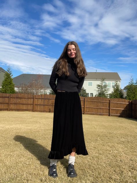 Monochromatic outfit, black turtleneck, long skirt, casual outfit, chunky shoes Turtleneck Long Skirt, Long Skirt Casual Outfit, Monochromatic Outfit Black, Long Black Skirts, Skirt Casual Outfit, Long Skirt Casual, Black Skirts, Long Skirt Outfits, Black Look