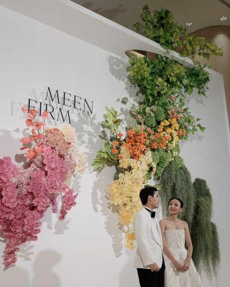 Heartmadestudio on Instagram: "The vibrant cascading hues piercing harmoniously through to touch the sky . .  Wedding planner: @kengnaruemityarn  Photographer: @ekk.pol  Venue: @parkhyattbangkok" Colorful Backdrop Wedding, Wedding Photobooth Decoration, Decorasi Wedding, Engagement Backdrop Ideas, Backdrop Inspiration, Wedding Gate, Sky Wedding, Flower Backdrop Wedding, Banner Decor