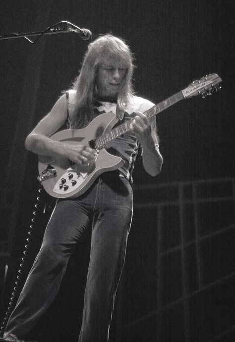 "Steve Howe joined the prog-rock heroes Yes in 1970 and quickly established himself as one of the most stylistically well-rounded players of the time. His expansive musical range and virtuosity were head and shoulders above those of many prog-rock guitarists of the time, and he instantly put his stamp on the group's music" Steve Howe, Rock Guitarist, Head And Shoulders, Rock N Roll Music, Progressive Rock, Head & Shoulders, Guitarist, Rock And Roll, Musical