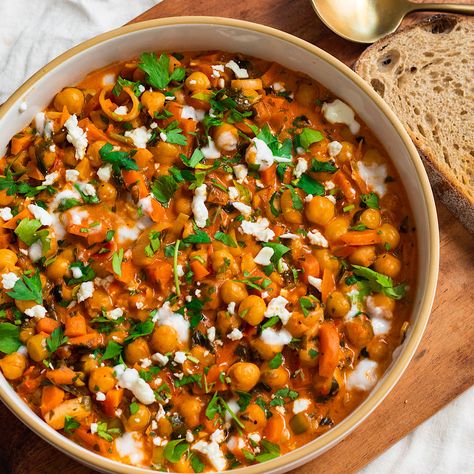 Harissa Chickpea Skillet with Leeks and Carrots (vegan) Chickpea Skillet, Healthy One Pot Meals, Feta Recipes, One Pot Meal, One Skillet, Easy One Pot Meals, Cooked Carrots, Bean Stew, Chickpea Recipes