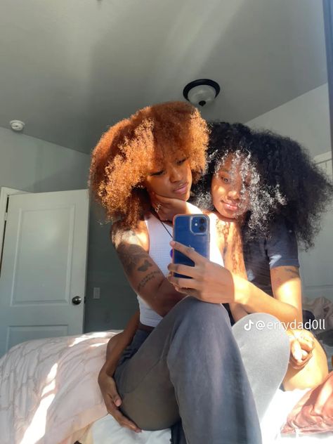 Wlw Couple, Earth Aesthetic, Relationship Pics, Woman Loving Woman, Shotting Photo, Girlfriend Goals, Girl Couple, Black Love Couples, Black Couples Goals