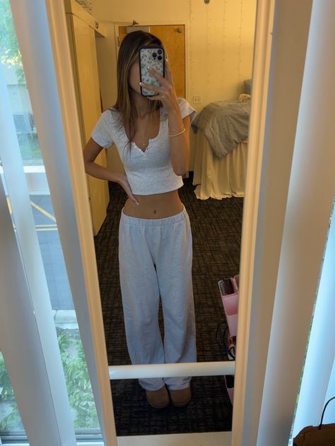 White Brandy Sweatpants Outfit, Brandy Aesthetic Outfits, Brandy Melville Shorts Outfit, Brandy Girl Outfits, Brandy Sweatpants Outfit, Brandy Clothes, Uggs Fashion, Brandy Melville Fits, How To Style Sweatpants