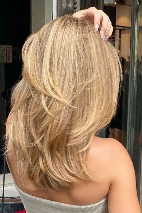 Medium Butterfly Haircut The Butterfly Haircut, Blonde Layered Hair, Butterfly Haircut, Hairstyles For Layered Hair, Blonde Hair Inspiration, Haircuts For Medium Hair, Haircuts Straight Hair, Mid Length Hair, Long Layered Hair