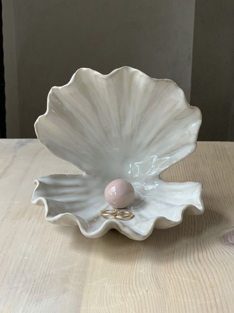 Sea Shell Holder, Seashell Ceramic Plate, Ceramic Ring Plate, Clam Clay Sculpture, Birthday Ceramic Ideas, Shell Jewelry Tray, Clay Clam Shell, Shell Bowl Decor, Shell Ceramic Plate