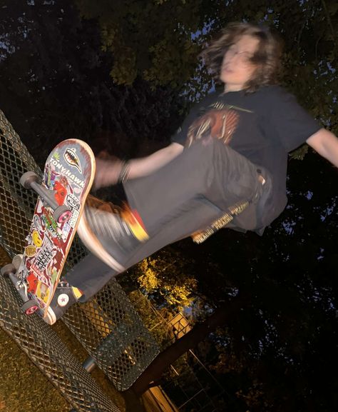 Skateboard Pics Aesthetic, Skate Asthetic Picture, Skater Aethstetic, Skateboarder Aesthetic, Skater Astethic, Long Board Aesthetic, Skate Pictures, 90s Skater Aesthetic, Skating Wallpaper