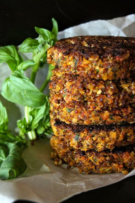 Red Quinoa Recipes, Tomato Burger, Quinoa Burgers, Red Quinoa, Burger Recipe, Sun Dried Tomatoes, Quinoa Recipes, Veggie Burger, How To Cook Quinoa