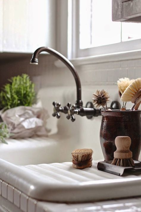 sink counter faucet Rustic Kitchen Sinks, Cocina Shabby Chic, Vintage Sink, Elegant Farmhouse, Sink Decor, Kitchen Sinks Farmhouse, Casa Vintage, Cottage Kitchens, Farmhouse Sink Kitchen