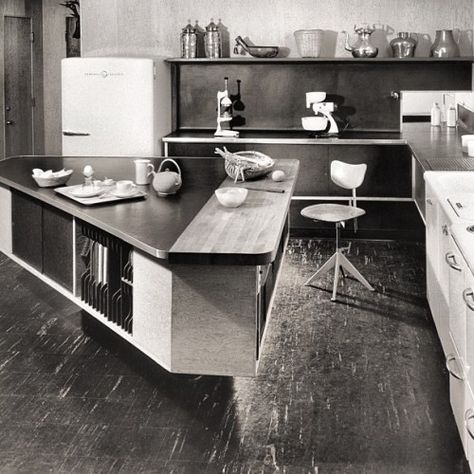 B22 Design kitchen at home of Alexander Girard - 1948 Alexander Girard, Mid Century Modern Kitchen, Steel House, Design Del Prodotto, Architect House, Vintage Interiors, Herman Miller, Mid Century Modern House, Mid Century House