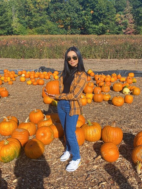 Pumpkin Patch Outfit Casual, October Photos, Pumpkin Patch Outfit Women, Pumpkin Patch Outfit Ideas, Random Notes, Pumpkin Patch Photoshoot, Pumpkin Patch Pictures, Birthday 21, Stile Blair Waldorf