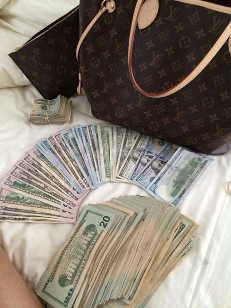 pinterest: @xpiink ♚ Luxury Tumblr, Life Goals Future, Money On My Mind, Expensive Taste, Money Magnet, Shirt Diy, Luxe Life, Money Money Money, Money Goals