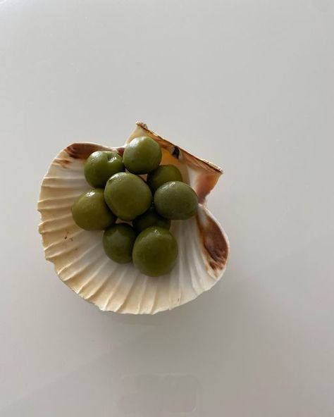 Den on Instagram: "Some pretty nocellara olives because it’s too hot to cook atm ⁣⁣⁣⁣ ⁣ ⁣ ⁣ ⁣ #nocellara⁣ #greenolives #olives #nocellaraolives #snacks #mediterraneanfood #foodphotography #healthysnack #scallopshell #eeeeats ⁣⁣ ⁣⁣⁣⁣⁣⁣⁣⁣ ⁣⁣⁣ ⁣⁣⁣ ⁣⁣⁣ ⁣⁣⁣ ⁣⁣⁣ ⁣⁣⁣⁣⁣ ⁣⁣⁣⁣⁣⁣⁣⁣⁣ ⁣⁣⁣⁣⁣⁣⁣⁣⁣ ⁣⁣⁣⁣⁣⁣⁣⁣⁣ ⁣⁣⁣⁣⁣⁣⁣⁣⁣" Olive Cooke Wedding, Olive Shell, Olives Aesthetic, Olives Photography, Olives Photography Food Styling, Olive Hors D'oeuvres, Pink Olive, Green Olives, Wedding Photos