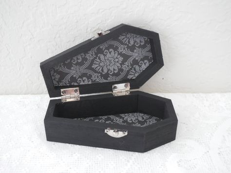 5x7 Gallery Wall, Gallery Wall Wedding, Spring Nails Coffin, Grey Picture Frames, Easy Diy Halloween Decorations, Coffin Box, Picture Frame Set, Halloween Coffin, Cottage Shabby Chic