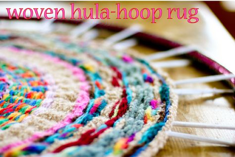 Hula Hoop Rug, Twine Crafts Diy, Finger Knitting Projects, Rug Diy, Twine Crafts, Knit Rug, Finger Knitting, A Rug, Weaving Projects