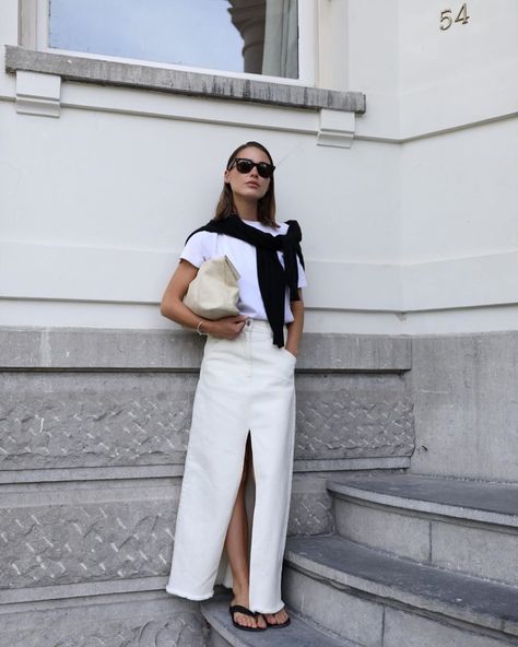 Thanks to This Cool Instagram Look We Want a Long Denim Skirt Outfit Minimalista, White Jean Skirt, White Skirt Outfits, Long Skirt Outfits, Denim Skirt Outfits, White Denim Skirt, Long Denim Skirt, Rock Outfit, Maxi Skirt Outfits