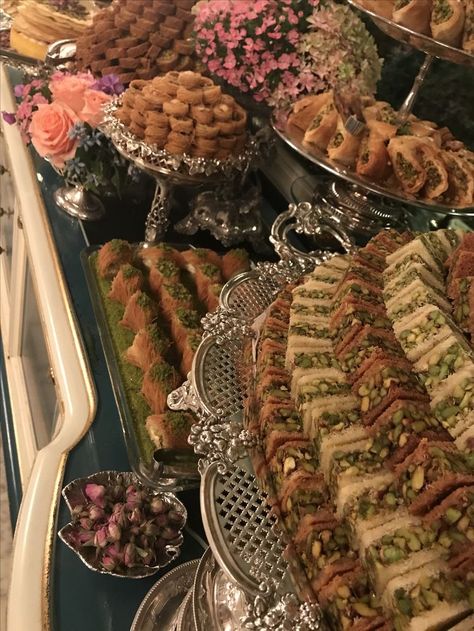 Middle Eastern Wedding, Arab Food, Arabic Culture, Eastern Wedding, Algerian Food, Middle Eastern Culture, Arabic Sweets, Food Mood, Arab Culture