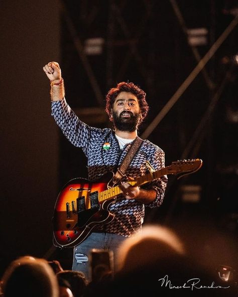 @Arijit_SadLyrics ) (@__arijitmusic__) • Instagram photos and videos Singer Profile Picture, Arijit Singh Concert Outfit, Arjit Singh Wallpapers, Arijit Singh Photos, Arjit Singh Photos, Arijit Singh Hd Wallpaper, Arijit Singh Aesthetic, Arijit Singh Photos New, Black Glitter Wallpapers