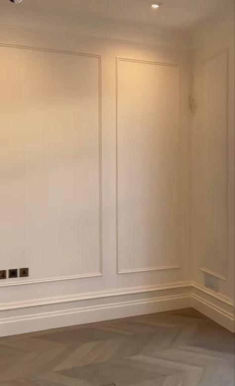 Wainscoting Uneven Walls, Full Length Panelling, Trim Living Room Ideas, Bedroom Wall Molding Ideas, Small Open Concept, Kim House, Condo Living Room, House Redesign, Home Hall Design