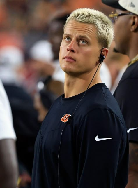 Joe Burrow Haircut, Joe Burrow Shirtless, Joe Burrow Cute, Joe Borrow, Football Books, Cheer Outfits, Football Love, Joe Burrow, Joe Cool