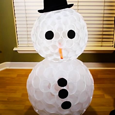 How To Make A Plastic Cup Snowman - DIY Christmas Decor - DIY Lighted Snowman Snowman With Cups, Decorating Plastic Cups, Plastic Cup Snowman, Cup Snowman, Lighted Snowman, Snowman Diy, Small Snowman, Diy Christmas Lights, Diy Christmas Decor