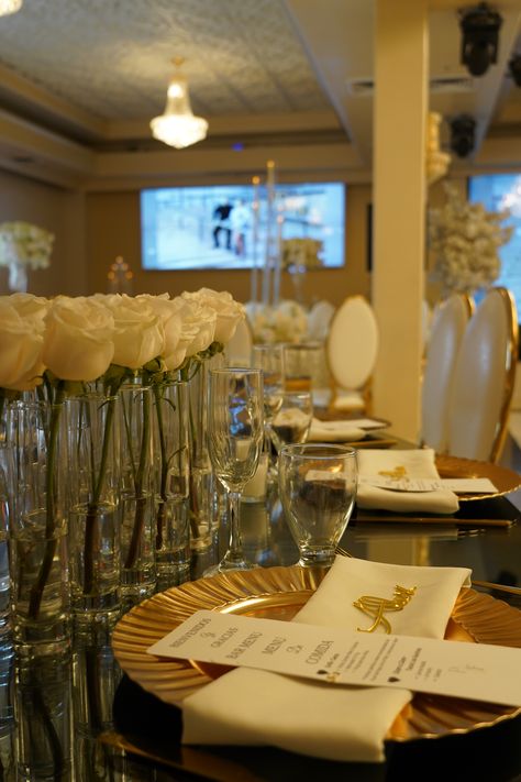 Fine detais with the gold and white essance that make your wedding feel more luxsuious White Wedding Table Setting, Gold White Wedding, White Wedding Table, Dream Birthday, Table Set Up, Wedding Table Settings, Wedding Invitations Diy, Beautiful Table, Table Decoration