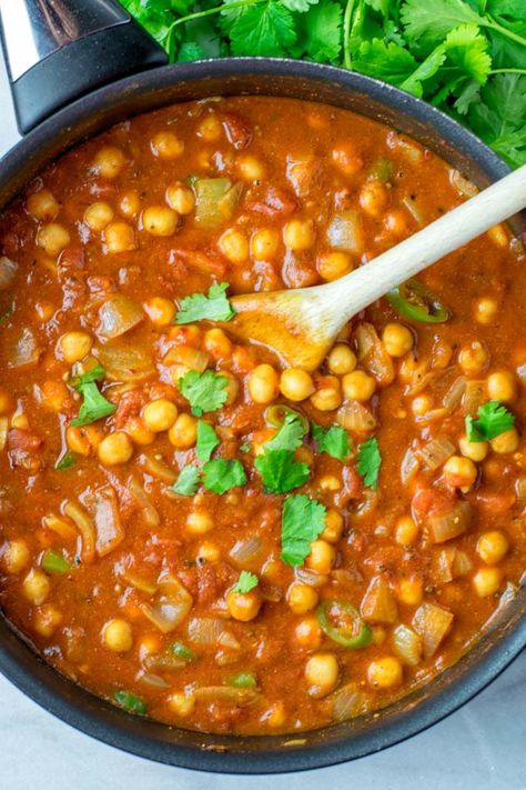 This Chana Masala is an amazingly easy one pot meal which is done in under 20 minutes. The whole family will love its authentic spices.. White Chana Recipe, Vegetarian White Chili Recipe, Vegetarian White Chili, Chana Recipe, Quick Vegan Meals, Tikka Masala Recipe, White Chili, Masala Spice, One Pot Meal