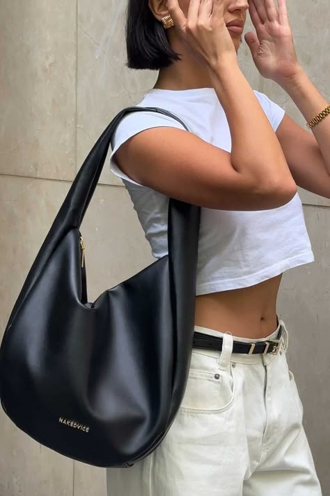 Black Bag Outfit, Tote Bag Outfit, Uni Bag, Sacs Tote Bags, My Style Bags, Slouchy Bag, Girly Bags, Black Leather Tote Bag, Black Handbag