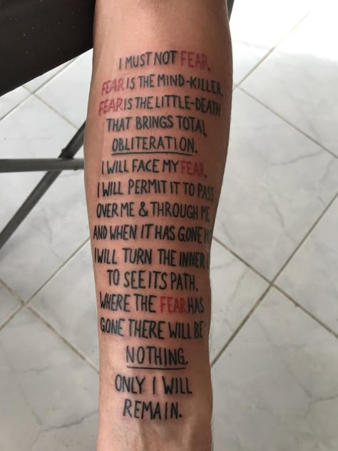 Awesome Dune tattoo. "Fear is the mind killer..." Non Serviam Tattoo, Dune Inspired Tattoos, Desire Tattoo, Dune Sandworm Tattoo, Dune Litany Against Fear Tattoo, Fear Is The Mind Killer Tattoo, Dune Tattoo Ideas, Dune Tattoo, Fear Is The Mind Killer