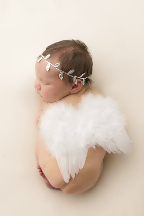 Newborn Baby Photo Shoot Ideas, Girl Newborn Shoot, Baby Angel Photoshoot, Boho Newborn Photography, Props Photoshoot, Maternity Angel Wings Photography, Newborn Fantasy Photography, Maternity Shoot Angel Wings, Newborn Angel Photography