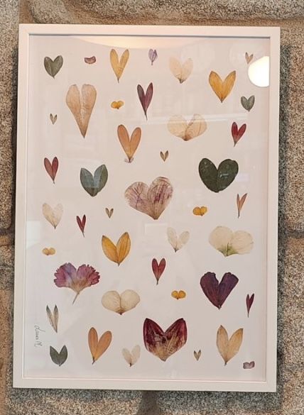 Pressed Flowers Projects, Press Flowers In A Frame, Diy Pressed Flower Art Craft Ideas, Dried Petals In Frame, Dried Flowers Pressed Frame, Dried Flowers Aesthetic, Pressed Flower Art Bouquet, Pressed Flower Bouquet Framed, Leaf Art Diy