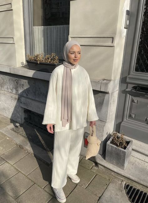 Vanilla Girl Aesthetic, Modest Winter Outfits, Loose Shirt Dress, Estilo Hijab, Hijabi Outfit, Muslim Outfits Casual, Hijab Style Casual, Hijabi Fashion Casual, Vanilla Girl