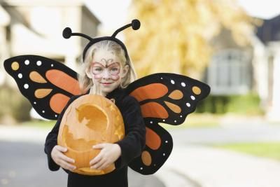 How to Make a Bug Antenna Headband thumbnail Should Christians Celebrate Halloween, Easy Kids Costumes, Foam Costume, Bug Costume, Vintage Halloween Costume, Halloween Express, Theme Halloween, Halloween Photos, Family Halloween