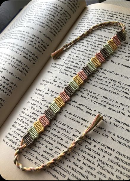 Sting Bracelets Pattern, Bee Friendship Bracelet Pattern, Friendship Bracelet Bookmark, Bracelets Aesthetic, Floss Bracelets, Hip Jewelry, جوني ديب, Pola Macrame, String Bracelet Patterns