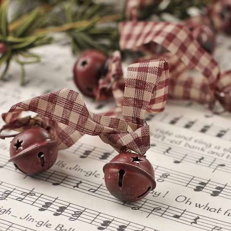 sleigh bells Primitive Decorations, Garlands Christmas, Prim Crafts, Winter Holiday Crafts, Rag Garland, Christmas Rustic, Christmas Garlands, Fabric Tree, Sleigh Bells