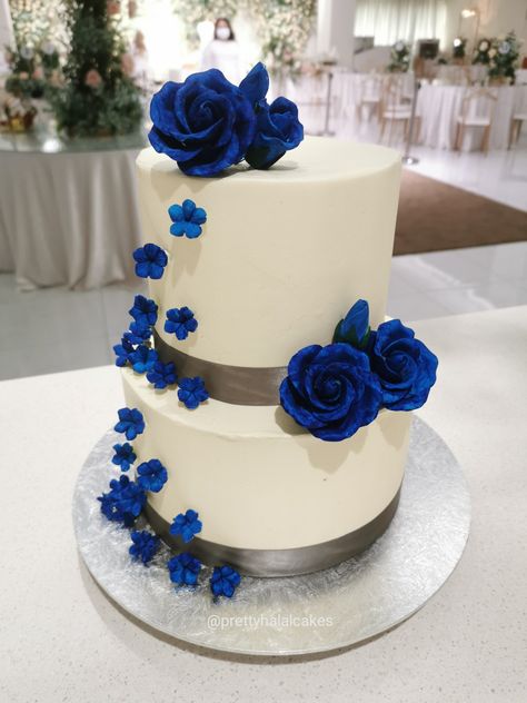 Royal Blue Wedding Cake Ideas, White And Royal Blue Wedding Cake, Royal Blue 15 Cakes, Royal Blue Quinceanera Cake Ideas, Wedding Cake Designs Blue And White, Royal Blue Cakes Quinceanera, Royal Blue Wedding Cake 2 Tier, Royal Blue Cake Design, Royal Blue And White Wedding Cake