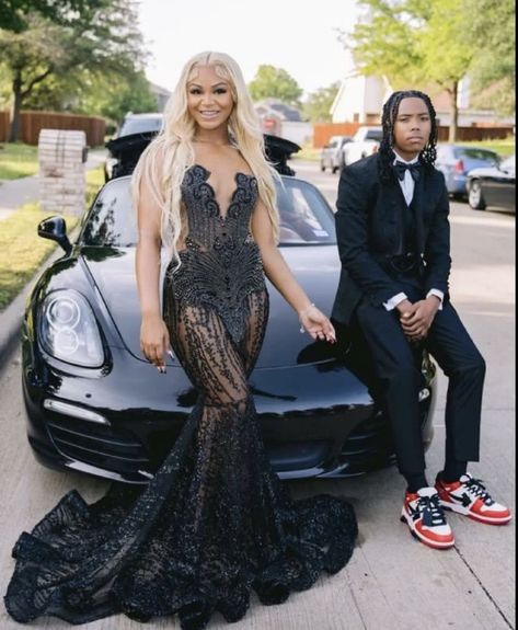 Prom Outfits Black Couples, Prom Outfit Ideas For Couples, Prom Looks Black Couples, Prom Looks 2023 Couples, Black Prom Pictures, Black Prom Looks, Prom Dresses 2023 Black, Prom Couples Black People, Black Prom Dress Couple