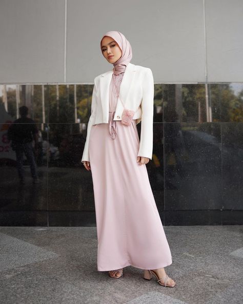 Pink Hijab Outfit, Pink Hijab, Pink Dress Outfits, Outfit Hijab Casual, Hijab Trends, Muslim Fashion Hijab Outfits, Casual Hijab Outfit, Muslim Fashion Hijab, Hijabi Outfits Casual