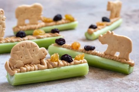 Ants On A Log Animal Cracker Snack Ideas, Zoo Animal Snacks, Ants On A Log Snack, Zoo Snacks, Earth Day Snacks, Safari Party Food, Jungle Snacks, Safari Party Foods, Homemade Sugar Cookie Dough