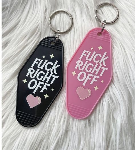 Black Motel Keychain, Cricut Motel Keychain, Cricut Keychain Ideas Vinyl, Vinyl Keychain Ideas, Cricut Keychain Ideas, Keychain Design Ideas, Motel Keychain Ideas, Easy Cricut Crafts, Motel Keychain Svg