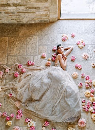 beautiful shot of the bride lying down in flowers Forgotten Princesses, Elizabeth Messina, Photoshoot Model, Bridal Shoot, Here Comes The Bride, Bridal Portraits, Fashion Photo, Bridal Style, Beautiful Weddings